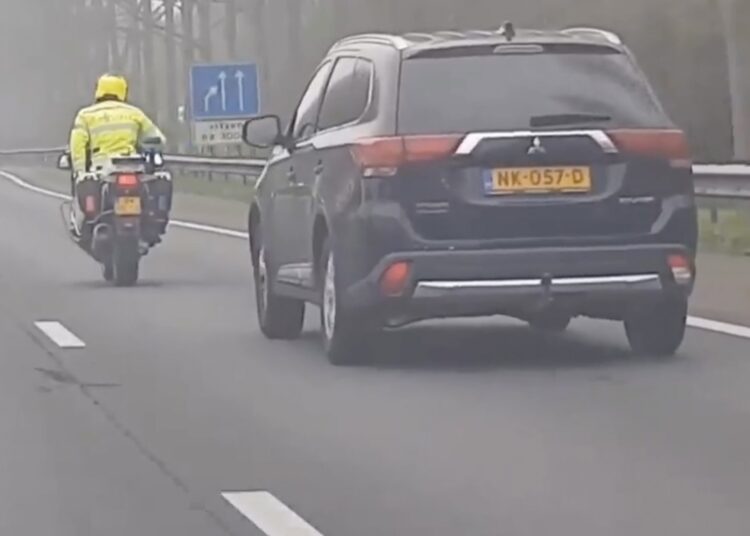 Mitsubishirijder negeert politie en kiest voor wilde vlucht