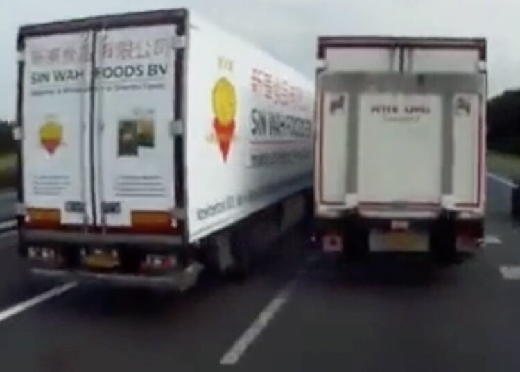 Vrachtwagens veranderen snelweg in racebaan