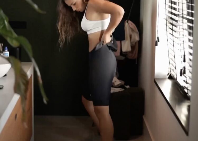 Puck Moonen kleedt zich om voor fietstraining en mannen smullen mee