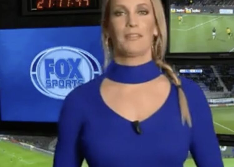 Hélène trekt haar shirtje omhoog