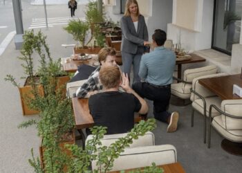 Huwelijksaanzoek ontspoort volledig: van romantiek naar totale chaos