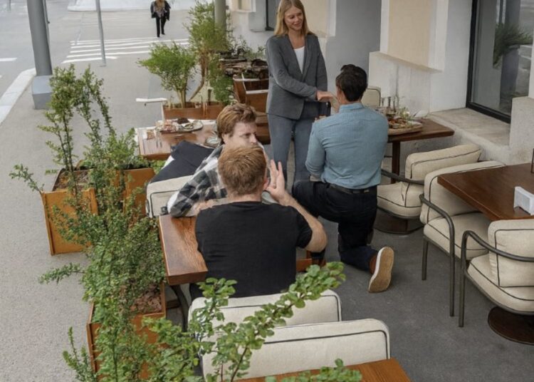 Huwelijksaanzoek ontspoort volledig: van romantiek naar totale chaos