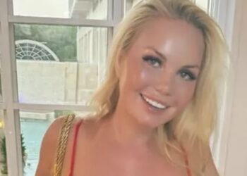 Lesley-Ann Poppe showt rondingen in strak badpak