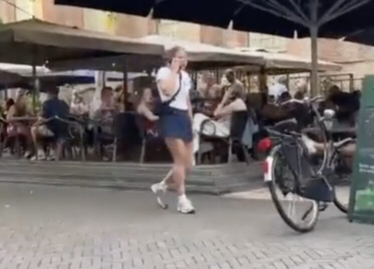 Vrouw op terras in Zwolle wordt gedumpt – of toch niet?