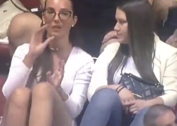 Vriendin legt even uit hoe gezellig ze het gehad heeft gisteren met haar liefje