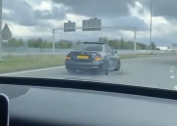 Mercedes AMG-rijder denkt Verstappen te zijn, maar eindigt in de vangrail