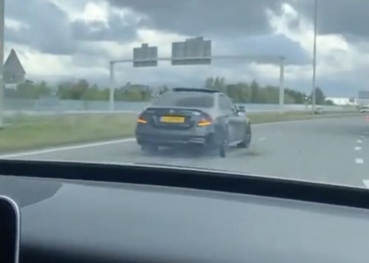 Mercedes AMG-rijder denkt Verstappen te zijn, maar eindigt in de vangrail