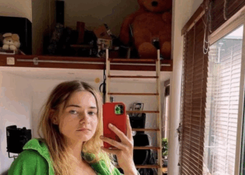 Emma Wortelboer maakt nieuwe lift-selfie die weinig aan de verbeelding overlaat