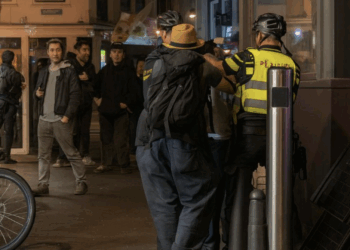 Politie gaat los in Den Haag – discussie barst los