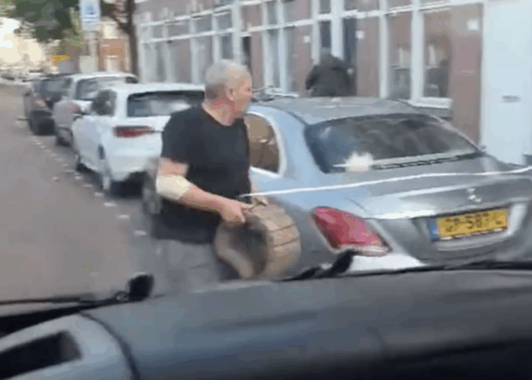 Boze buurtbewoner krijgt complete kortsluiting en gooit 3 ruiten in..