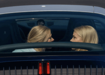 Vrachtwagen chauffeur krijgt leuk showtje van 2 dames in een Porsche