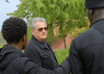 Man die hond uitlaat in de Bijlmer wordt lastiggevallen