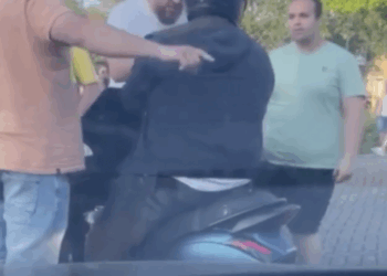 Scooterrijders veroorzaken chaos bij oversteek, omstander trekt er één van de scooter