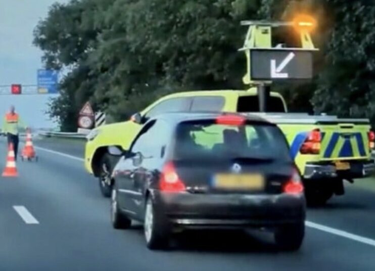 Bestuurders in Renault Clio negeren rood kruis, maar Dacia corrigeert ze even