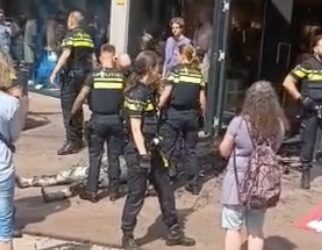 Twee klimaatskneuzen van Extinction Rebellion smeren kledingzaak onder in Arnhem