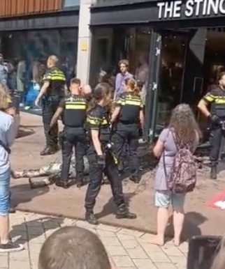 Twee klimaatskneuzen van Extinction Rebellion smeren kledingzaak onder in Arnhem