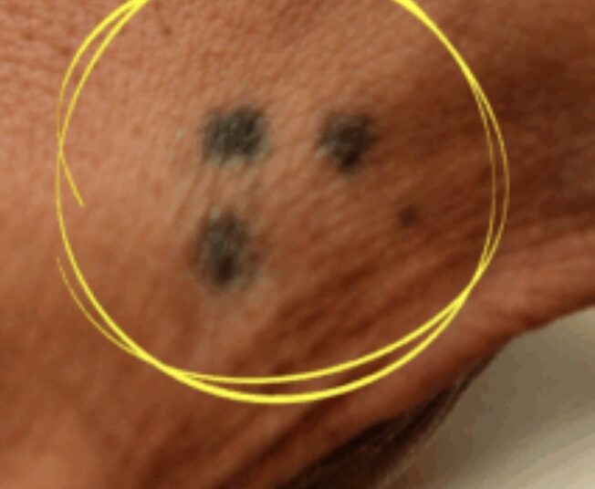 Zie jij iemand met drie puntjes op zijn hand? Dit is waarom je voorzichtig moet zijn!