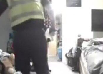 Meneer-agent op heterdaad betrapt bij stelen van slip tijdens huiszoeking