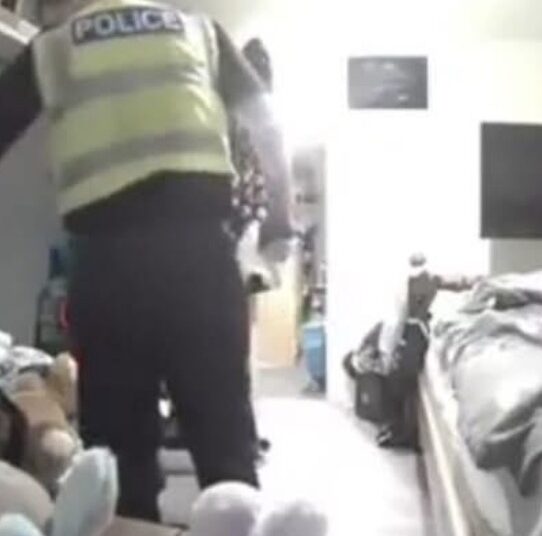 Meneer-agent op heterdaad betrapt bij stelen van slip tijdens huiszoeking