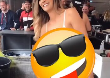 Bardame verrast met bizarre manier van bier openen