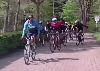 Groepje wielrenners claimt de weg en corrigeert automobilist