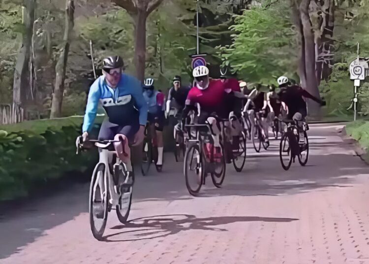 Groepje wielrenners claimt de weg en corrigeert automobilist