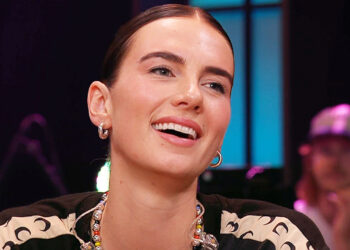 Maan de Steenwinkel kruipt op schoot bij vriendje