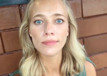 Actrice Jennifer Hoffman (44) deelt spiegelfoto in bikini: “Jammer dat de vakantie voorbij is”