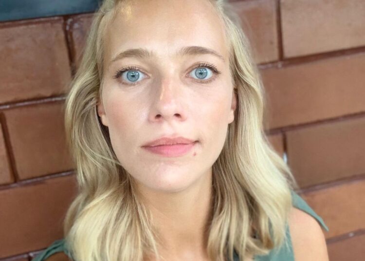 Actrice Jennifer Hoffman (44) deelt spiegelfoto in bikini: “Jammer dat de vakantie voorbij is”
