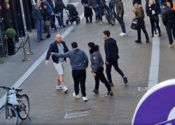 Hagenees wordt ineens midden op de straat door drie agressieve personen belaagd