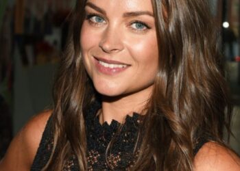 Miljuschka Witzenhausen (40) plaatst nieuwe foto’s in bikini op Instagram.