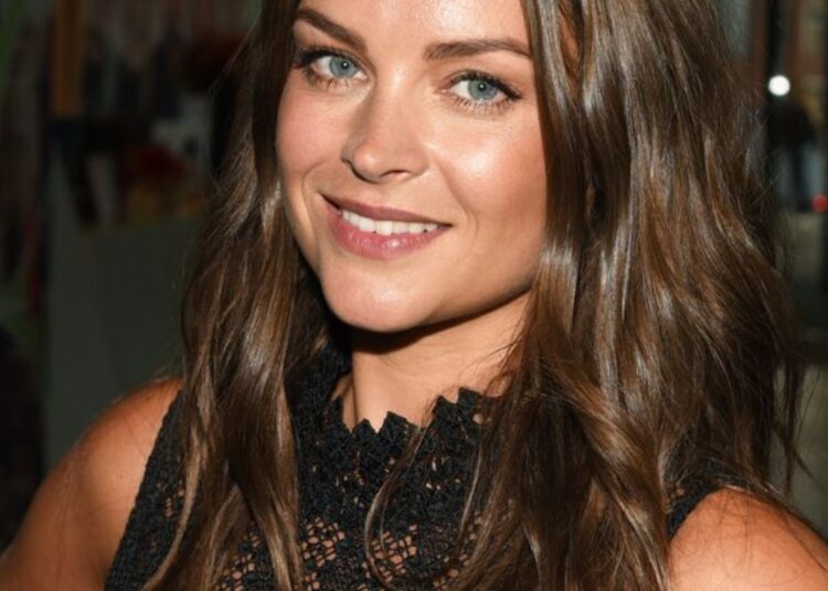 Miljuschka Witzenhausen (40) plaatst nieuwe foto’s in bikini op Instagram.