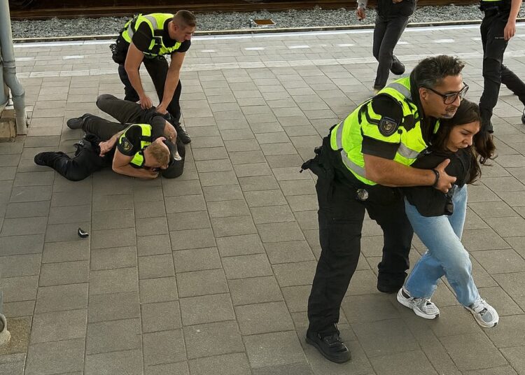 Handhavers zijn het zat en treden streng op tegen zwartrijders.
