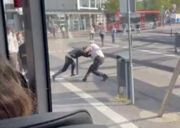 Leidse buschauffeur zet opdringerige jongen met geweld de bus uit