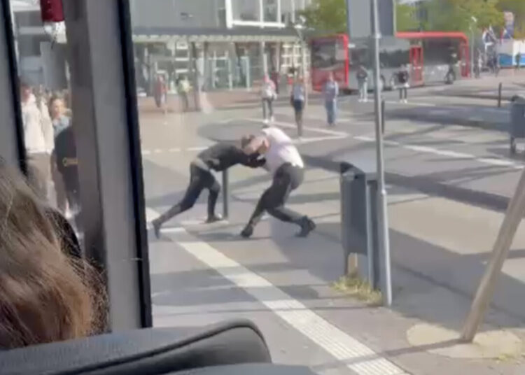 Leidse buschauffeur zet opdringerige jongen met geweld de bus uit