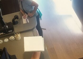 Vrouw mag geen toilet gebruiken en reageert bizar