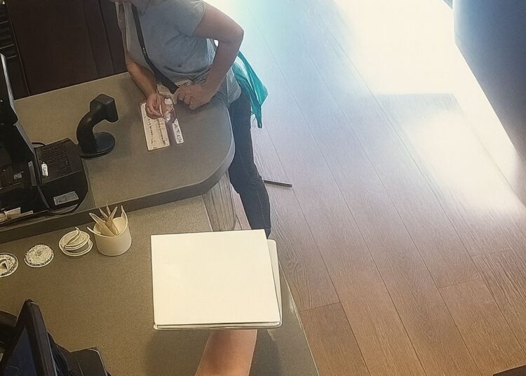 Vrouw mag geen toilet gebruiken en reageert bizar