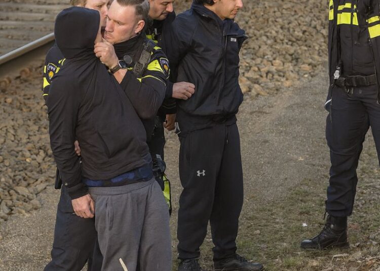De politie gaat steeds vaker voor de harde aanpak en dat zie je hier maar weer