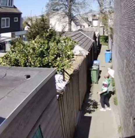 DHL-medewerker heeft haast en besluit om het pakketje bij de buren over de schutting te gooien