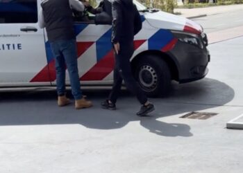 Man spuugt op politieagenten in auto..