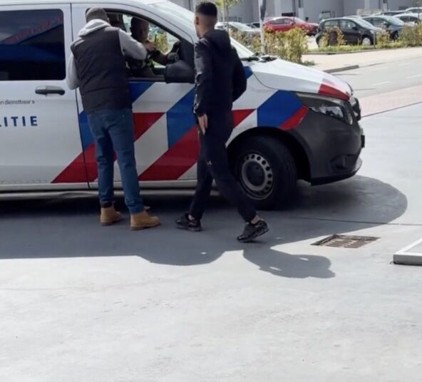 Man spuugt op politieagenten in auto..