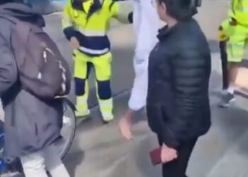 Man probeert te bidden op tramspoor