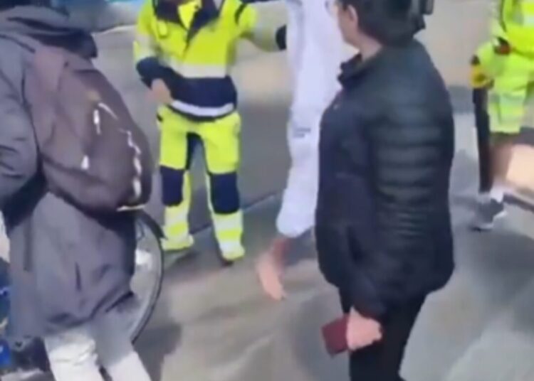 Man probeert te bidden op tramspoor