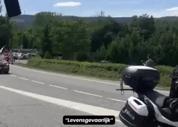 Anti-Israël demonstrant met Palestijnse vlag veroorzaakt valpartij in het peloton in de Vuelta!
