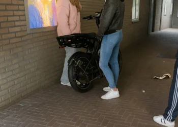 Dame op de Fatbike heeft problemen en lost het op