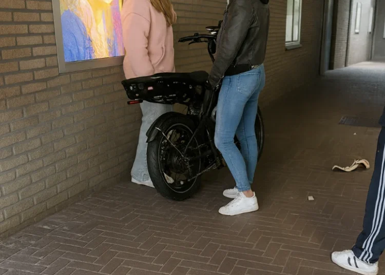 Dame op de Fatbike heeft problemen en lost het op