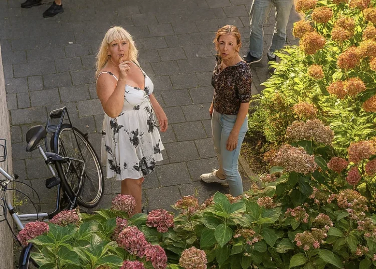 Een asostelletje familie komt schreeuwend bij d’r flatdeur staan, om verhaal te halen bij het meisje.