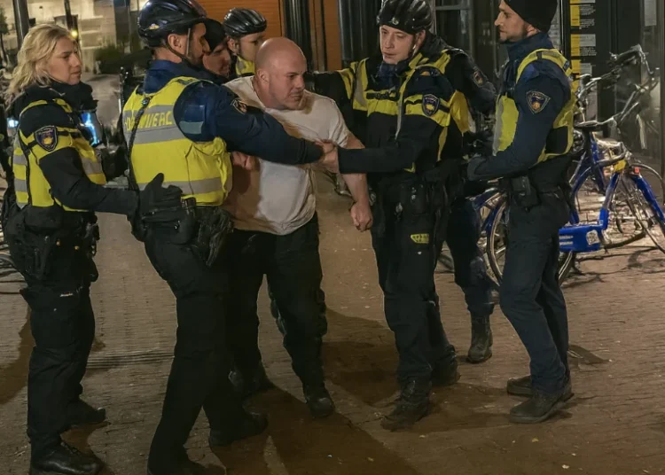 Ondertussen in Leeuwarden waar het weer goed los gaat