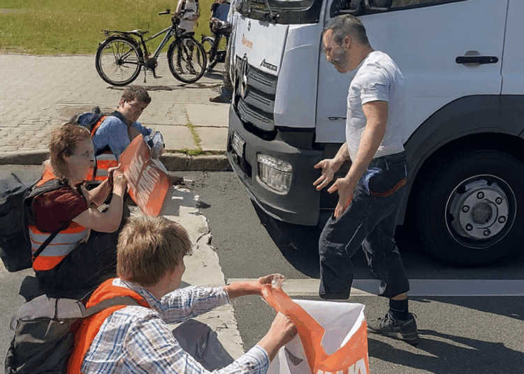 Vrachtwagenchauffeur laat zich niet tegenhouden door activisten en neemt harde maatregelen