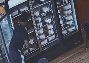 Klant is woest en gaat los in de winkel